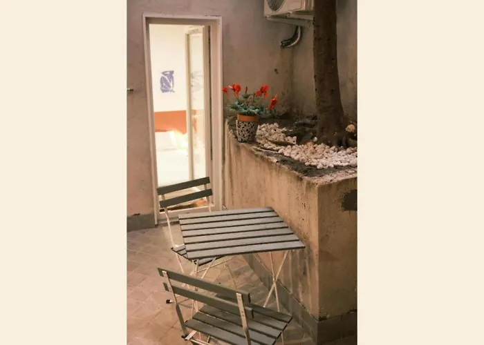 Nespolino, Piccola Casetta In Centro Storico Al Piano Terra Con Piccolo Spazio Esterno Privato